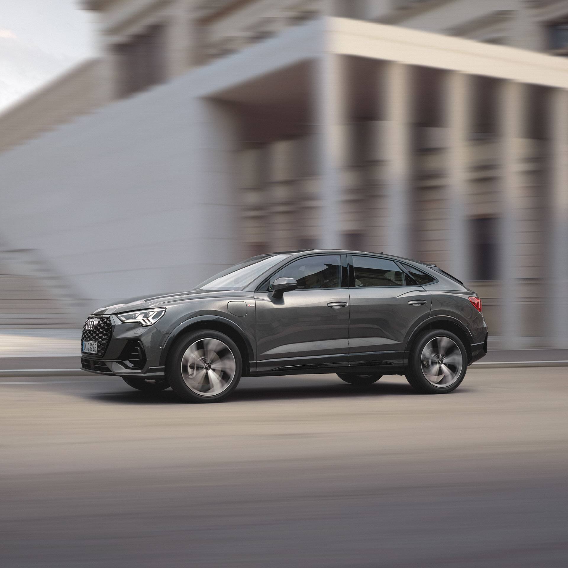 Q3 Sportback TFSI e динамичен страничен изглед