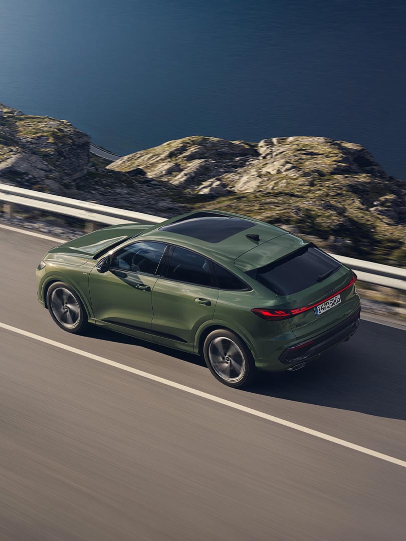 dynamische Ansicht de Audi Q5 Sportback von oben 