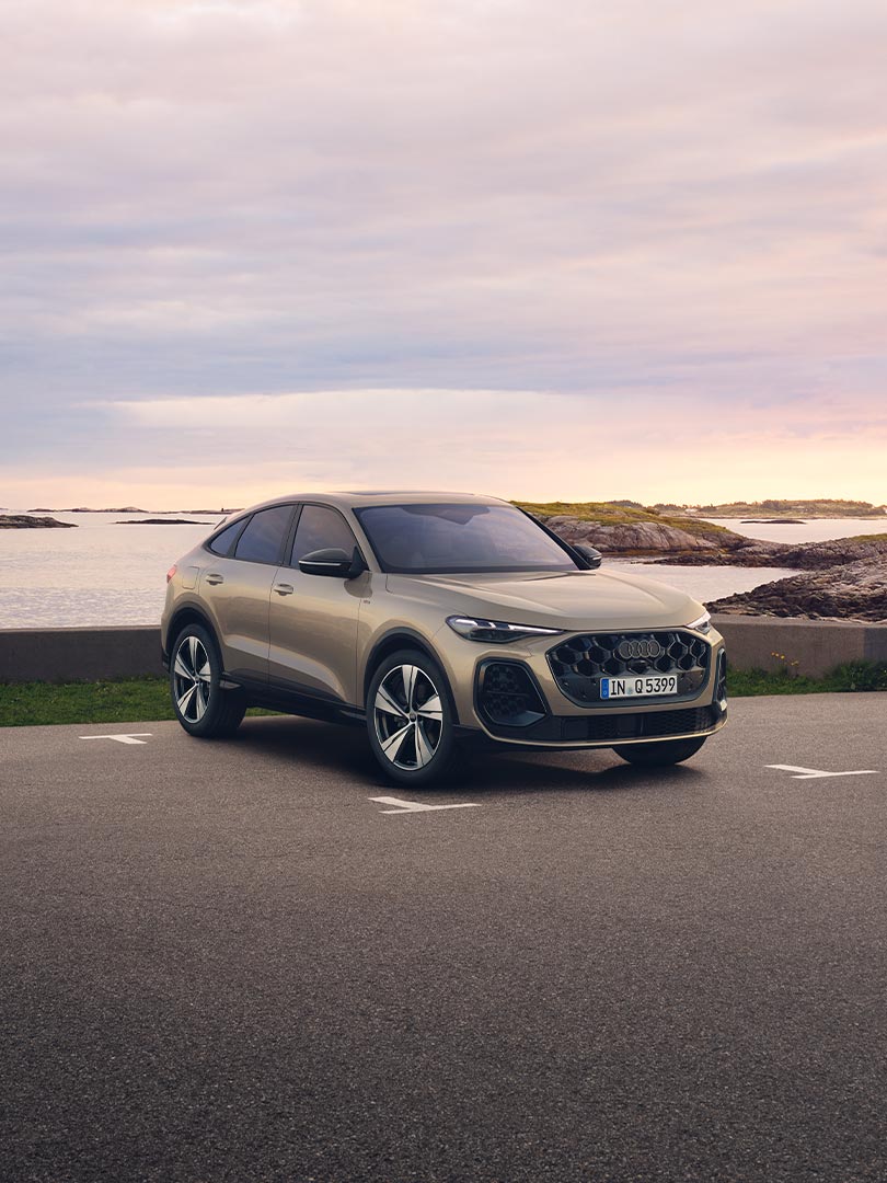 seitliche Frontansicht des Audi Q5 Sportback edition one mit schwarzen Akzenten