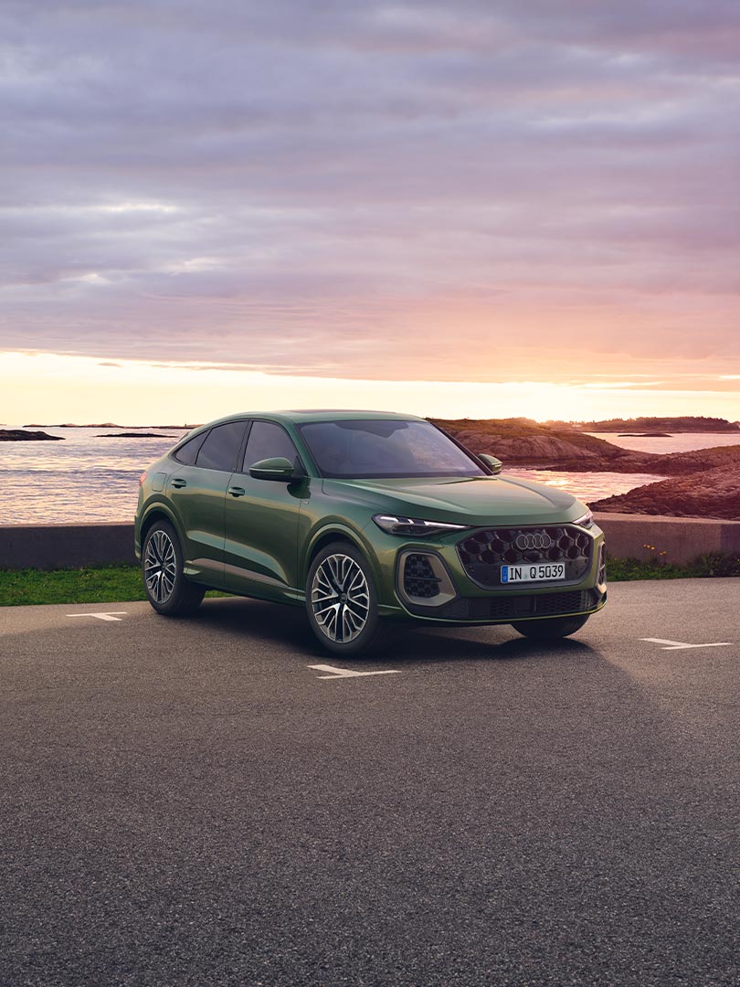 seitliche Frontansicht des Audi Q5 Sportback edition one mit Akzenten in Magnesiumgrau