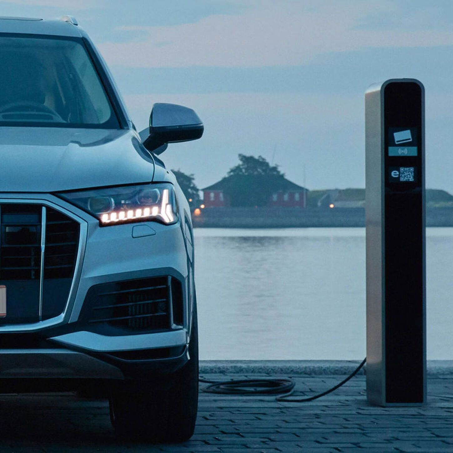 Ein Audi Plug-in Hybrid beim Laden auf der Straße