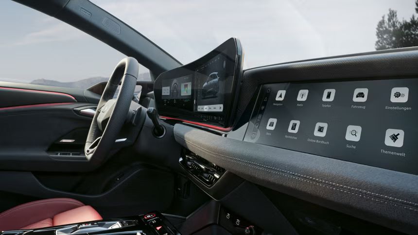 Кокпит на Audi автомобил от страна на седалката до водача