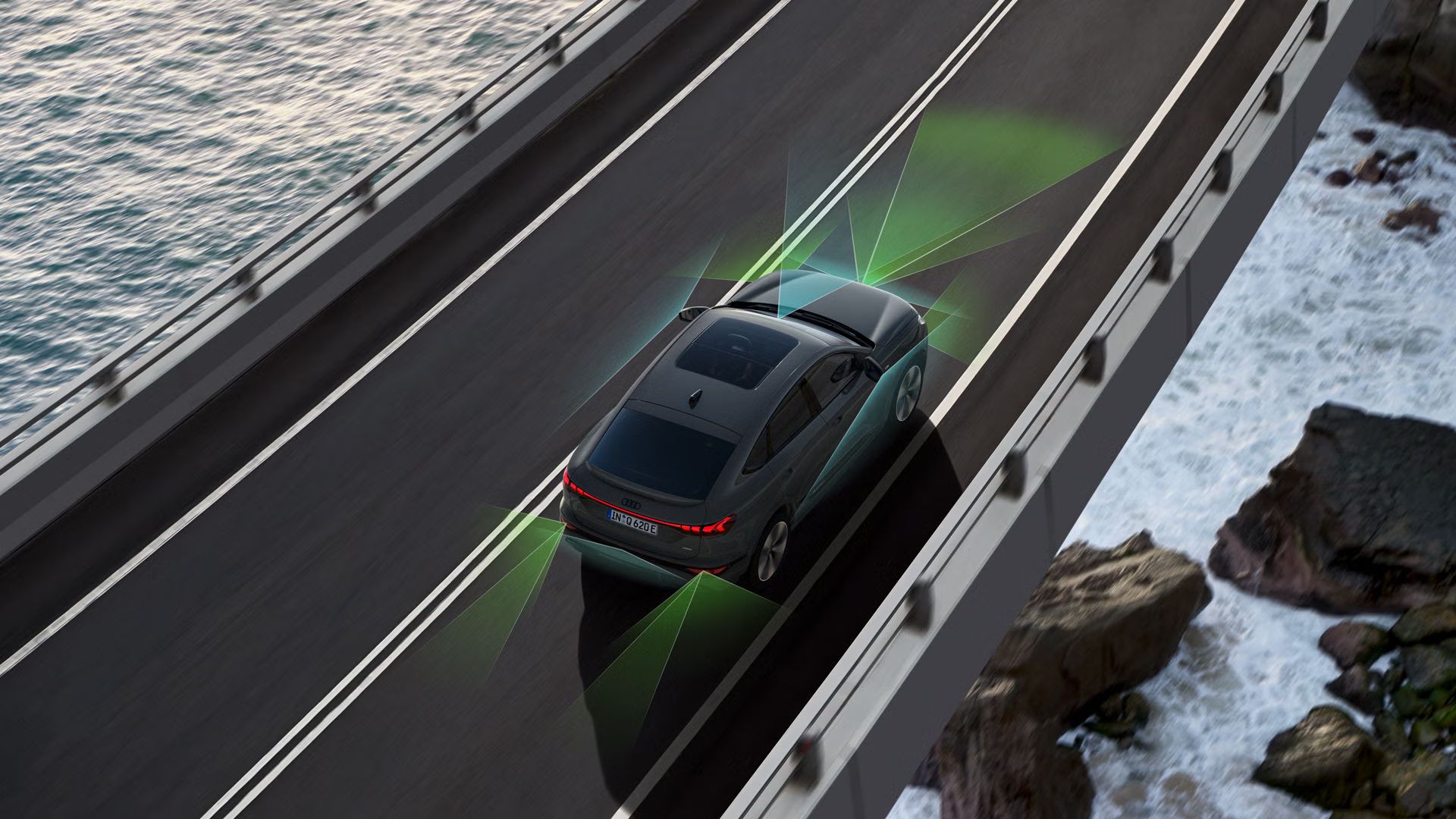 Графика на обсега на сензорите и камерите на асистиращите системи при Audi Q6, който се движи на мост над море