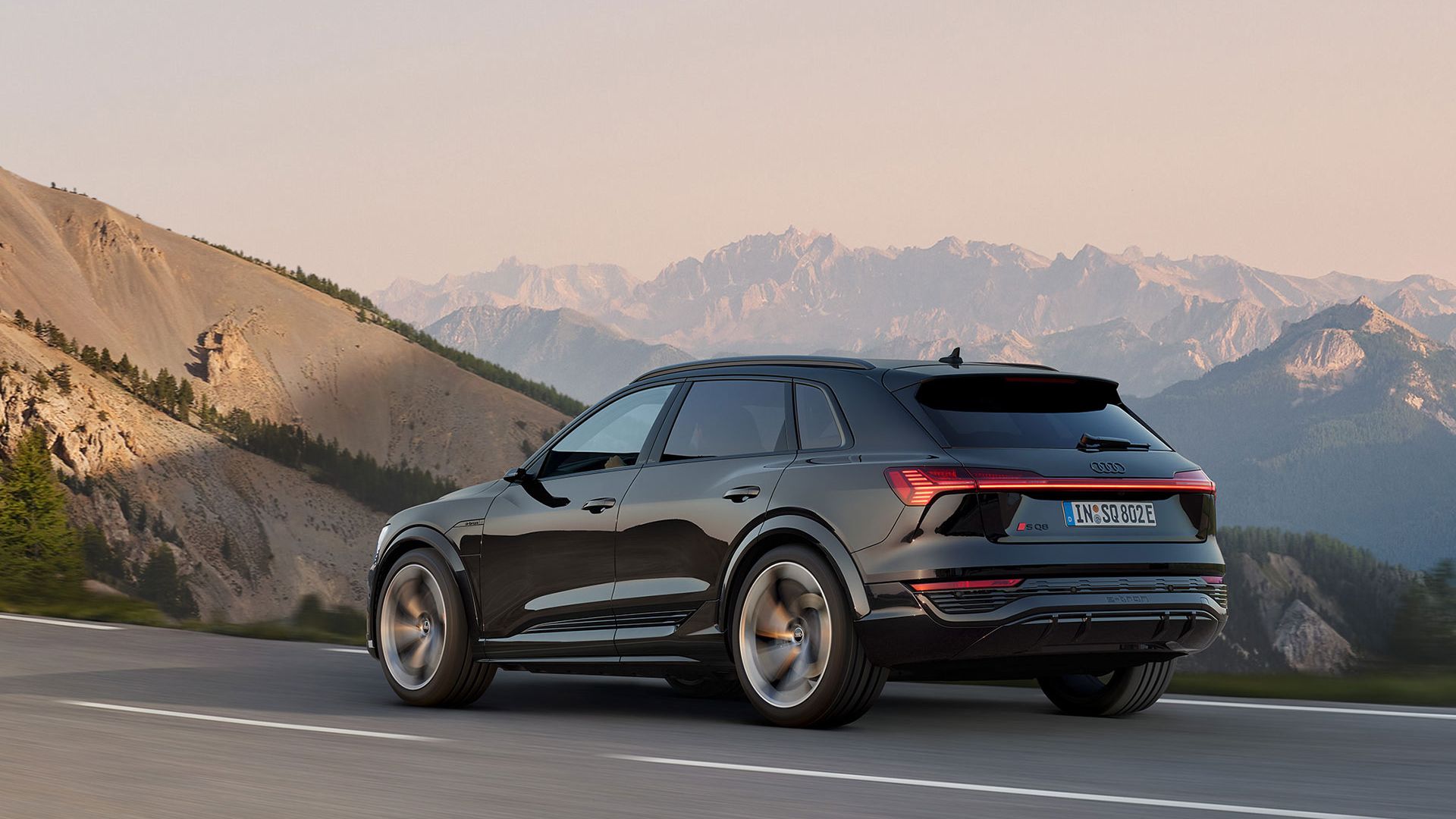 Dynamische Seitenansicht Audi SQ8 e-tron