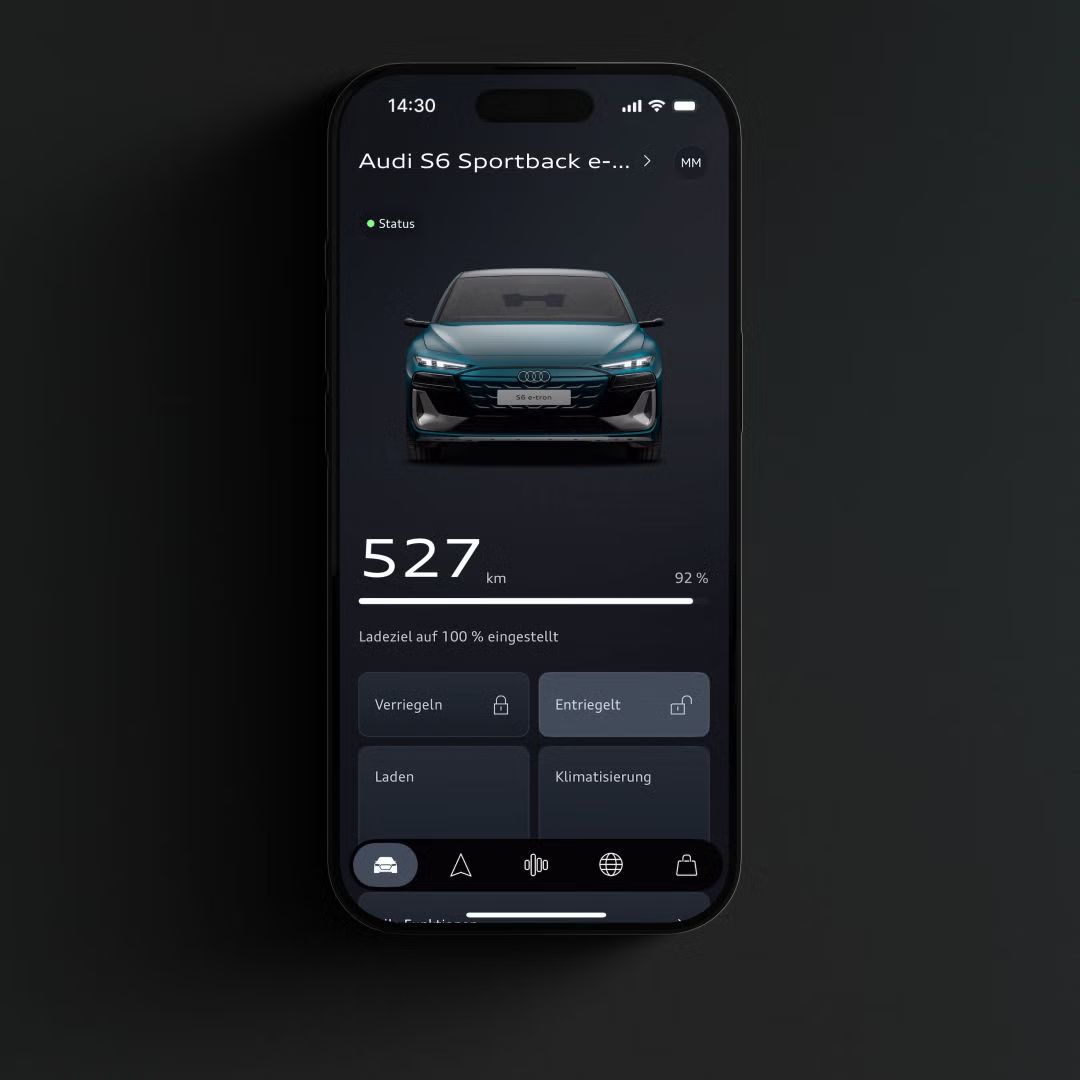 Смартфон на черен фон с изображение на страница от приложението myAudi