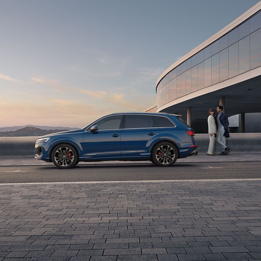 Seitenansicht eines blauen Audi Q7 
