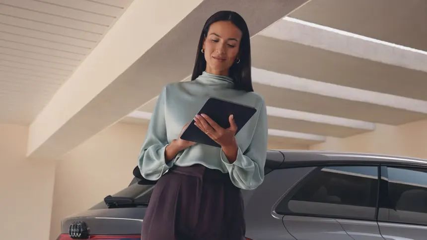 Използване на дигитални услуги на Audi A6 e-tron чрез таблет.