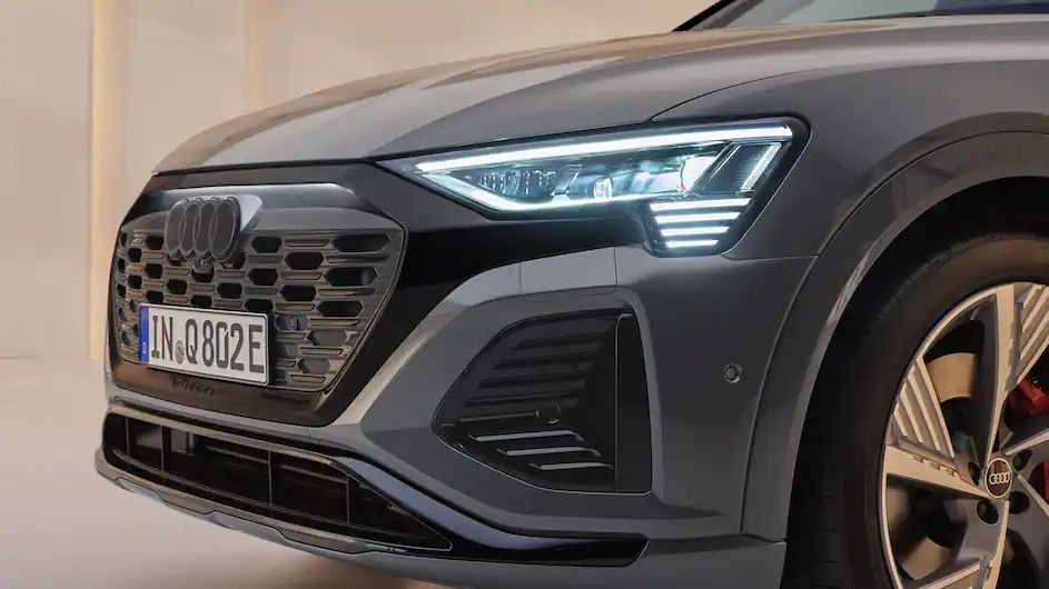 Seitliche Frontalansicht von einer Audi Motorhaube 