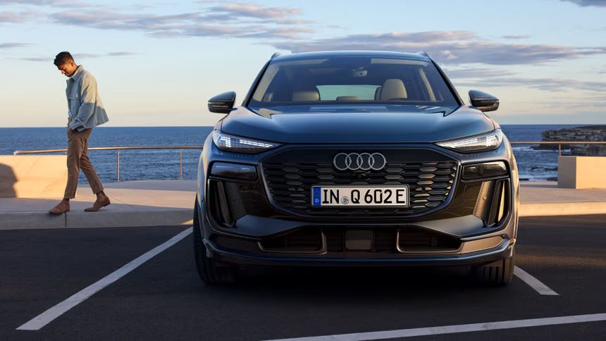 Audi Q6 паркирал в близост до морски бряг и отдалечаващ се мъж