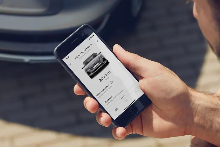 Ein Mann bedient die MyAudi App auf seinem Handy
