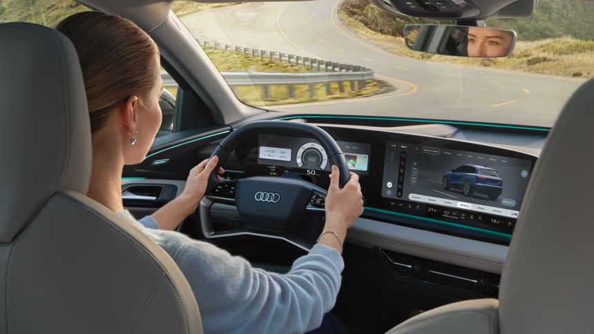 Жена управлява Audi автомобил