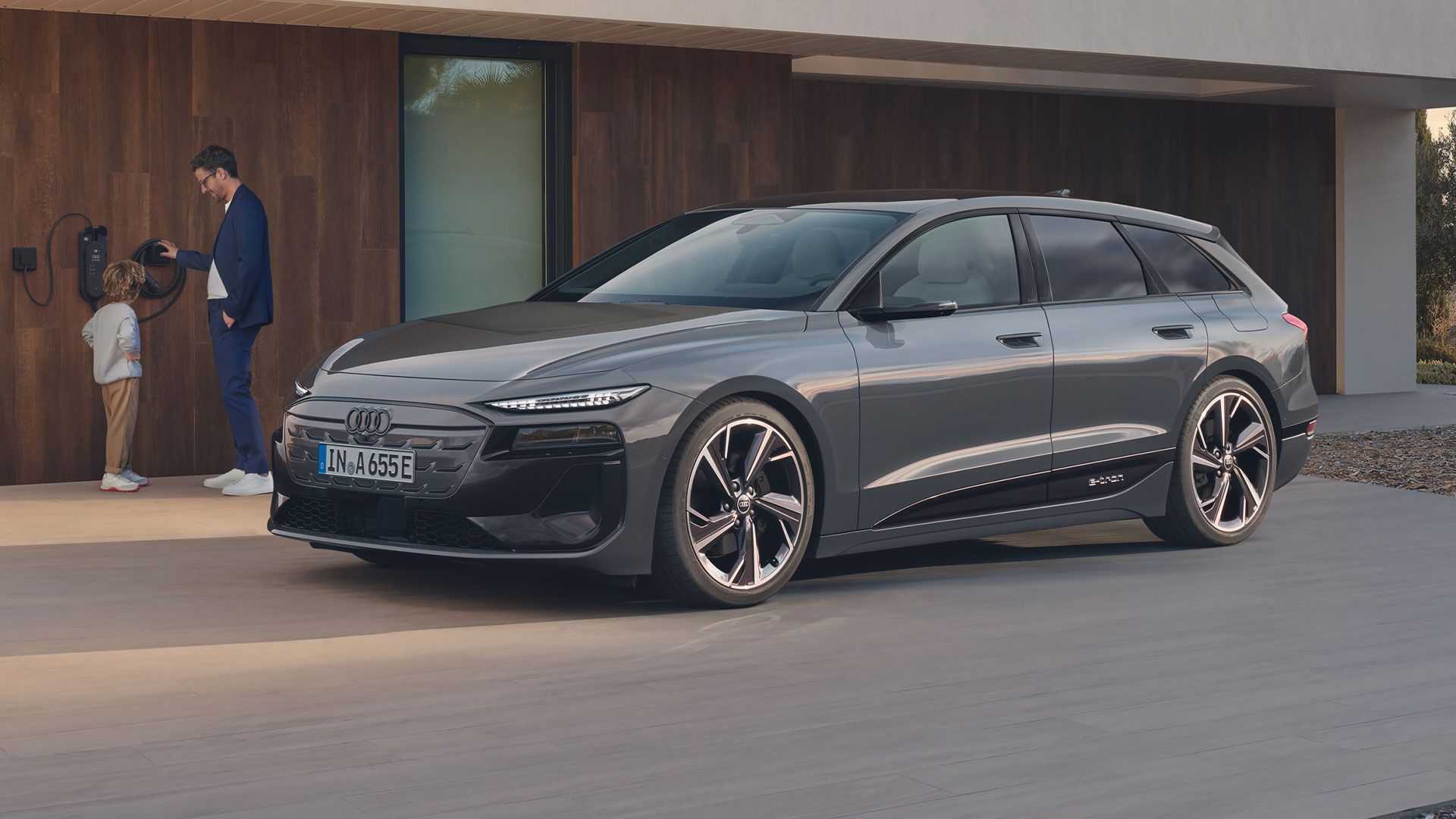 Сива електрическа комби кола Audi е паркирана 