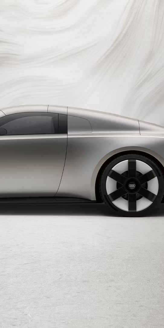 Seitliche Ansicht eines Audi Concept C vor einem graphischen Hintergrund