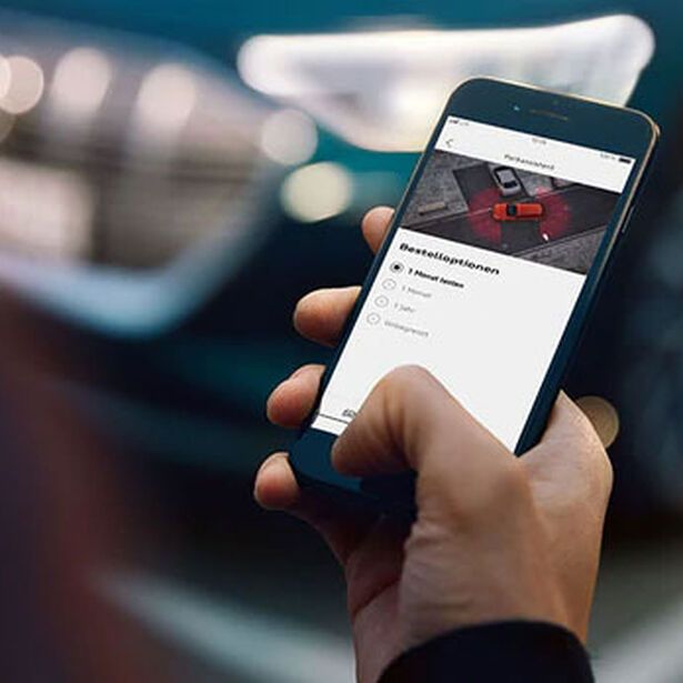 Eine Hand drückt auf einem Smartphone