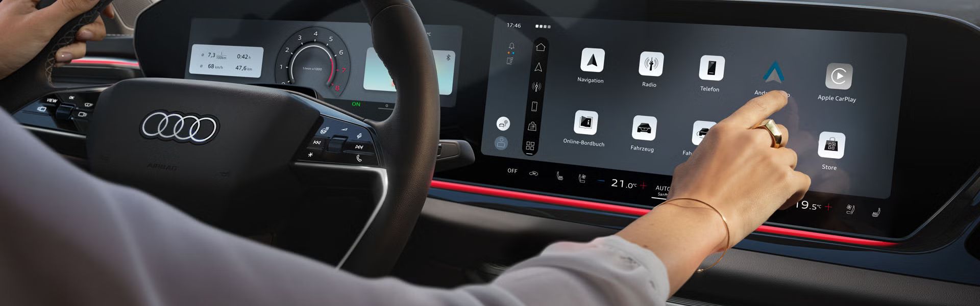 Жена държи с една ръка волана на автомобил Audi, а с другата избира App Connect на MMI системата