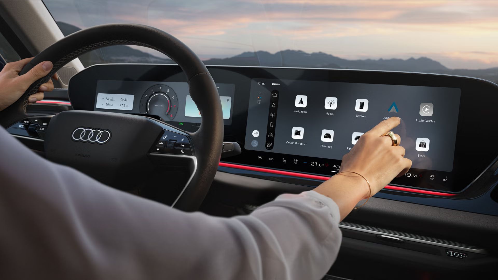 Жена държи с една ръка волана на автомобил Audi, а с другата избира App Connect на MMI системата