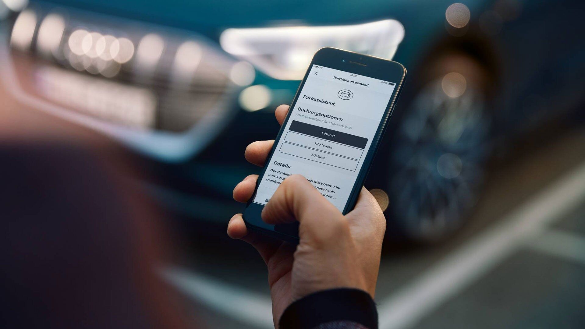 Eine Frau die auf ihrem Handy den Parkassistenten für ihren Audi einstellt