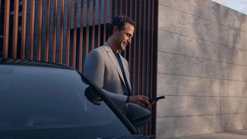 Използване на дигитални услуги и функции на Audi A6 e-tron чрез смартфон.