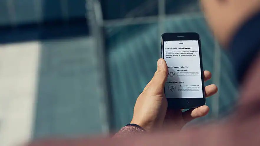 Person bedient myAudi Connect App