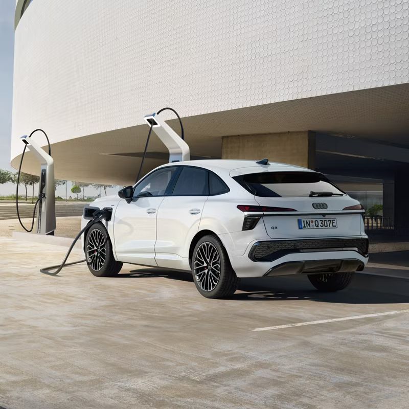 Audi Q3 Sportback e-hybrid  auf einem Parkplatz beim Laden an einer öffentlichen Ladensäule 