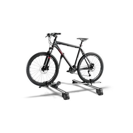 Ein Fahrrad steht auf Audi Original Fahrradträger