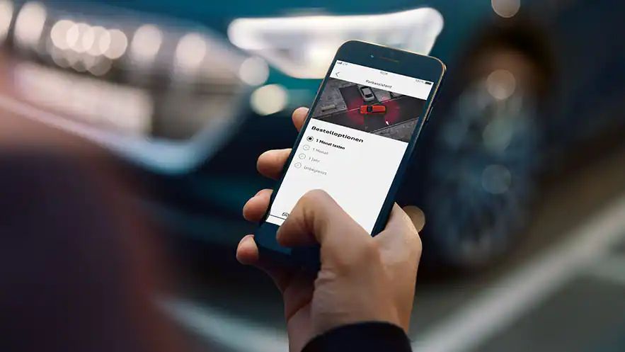 Person bedient myAudi Connect App