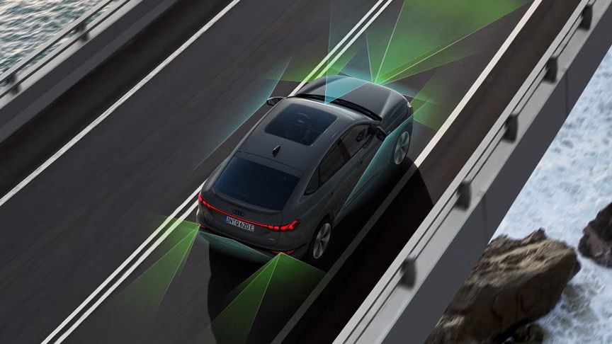 Графика на обсега на сензорите и камерите на асистиращите системи при Audi Q6 - приближено изображение