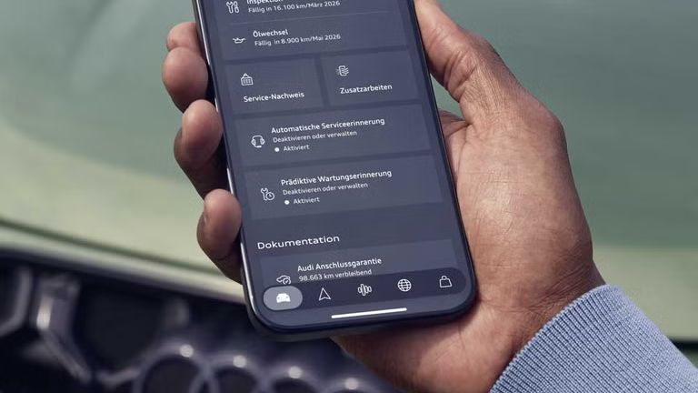 Смартфон в мъжка ръка отворен на преглед на сервизните дейности