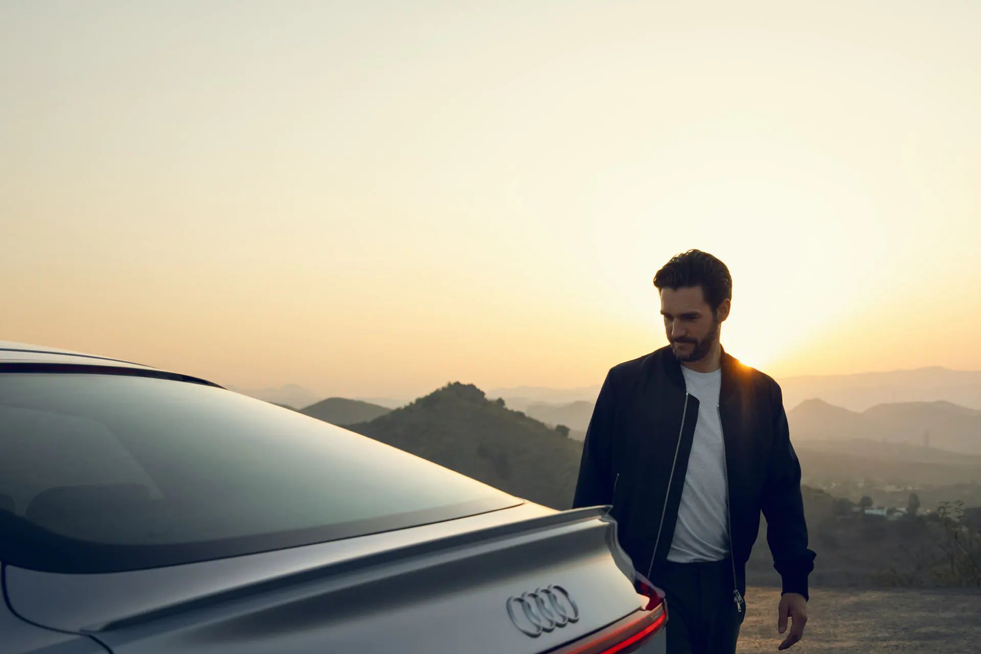 Ein Mann begutachtet seinen Audi