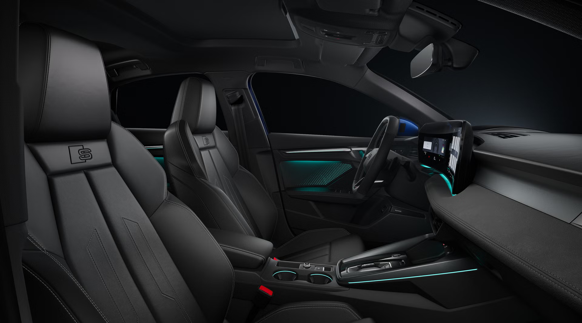 Blick durch das Beifahrerfenster auf die Sportsitze, das Cockpit mit Sportlederlenkrad, Mittelkonsole, digitale Displays und das Ambiente-Licht.