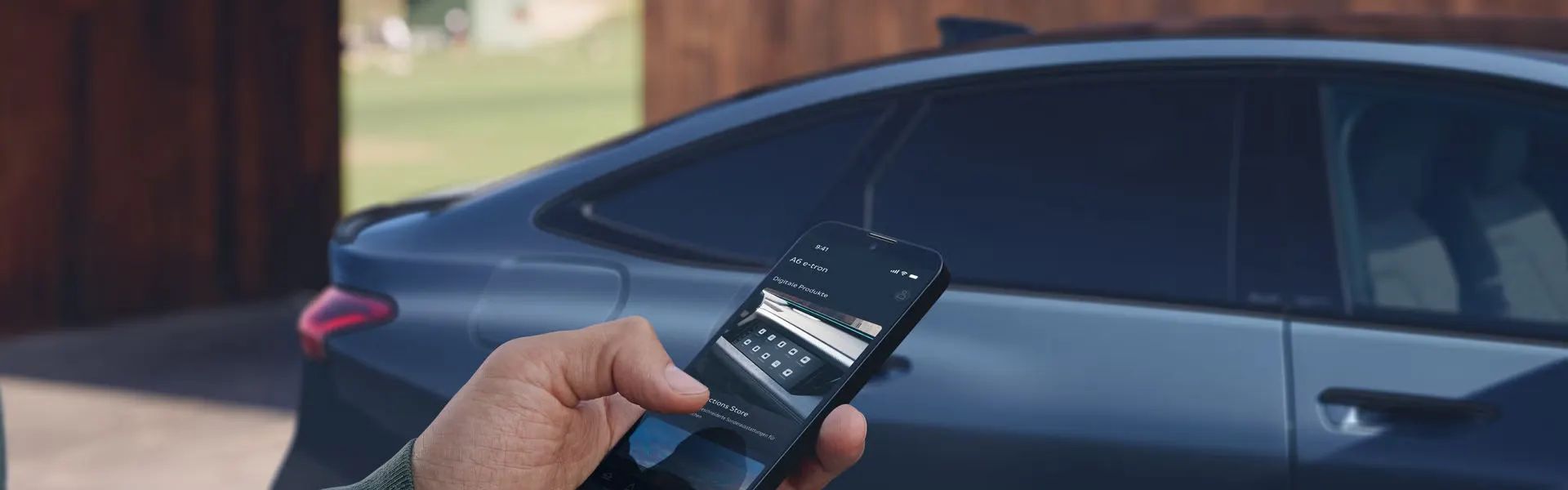 Потребител използва мобилното приложение на Audi до Audi A6 e-tron