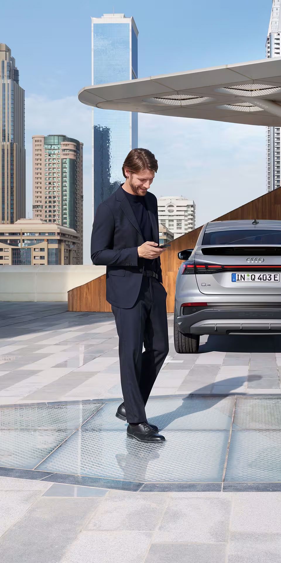 Audi Charging hub wird von einem Mann per App bedient