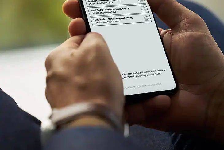 Ein Mann bedient die MyAudi App auf seinem Handy