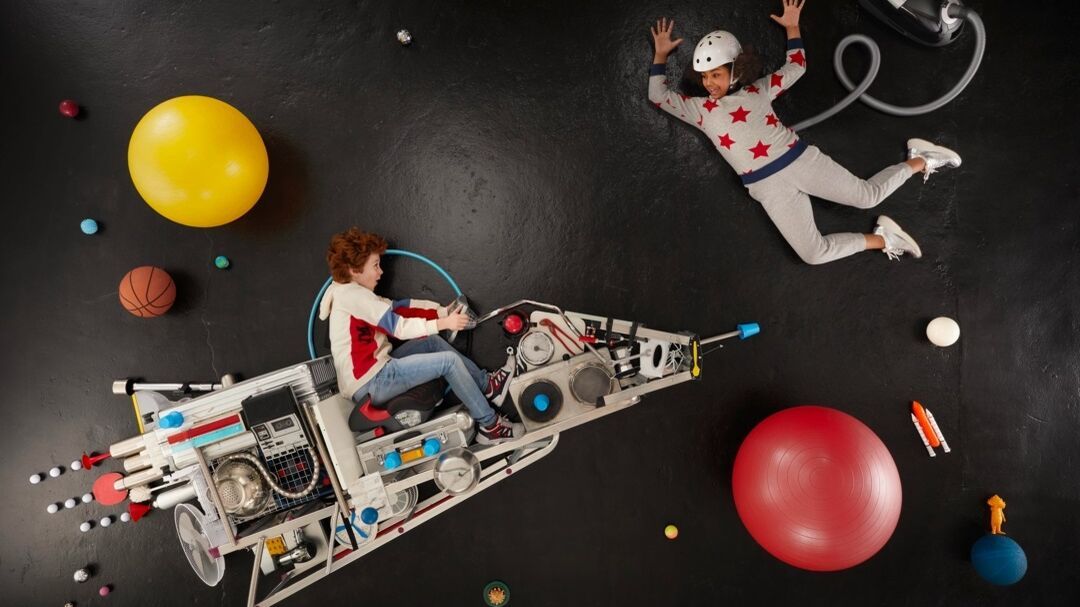 Kinder spielen mit ihrem Audi Spielzeug