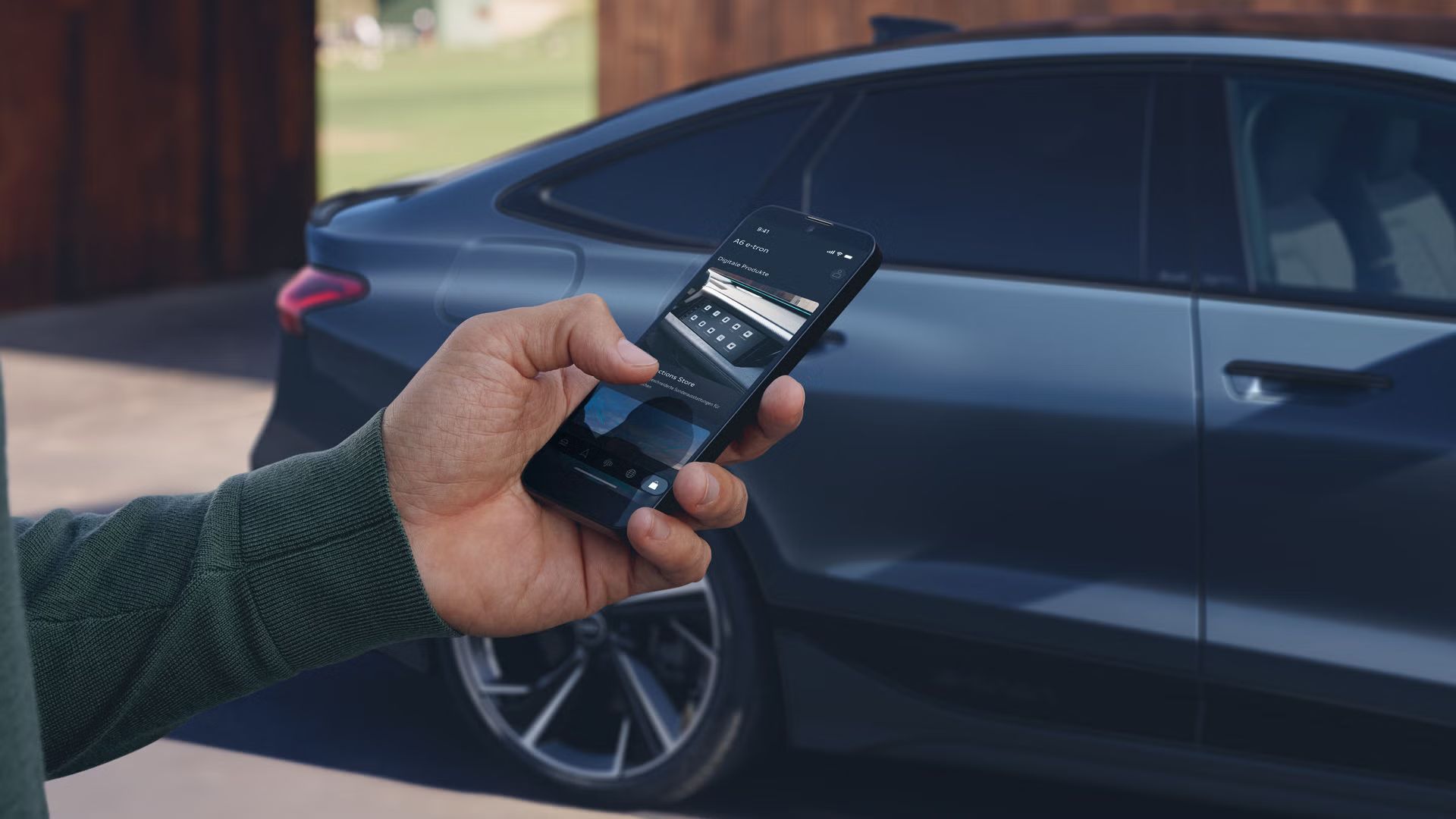 Мъжка ръка с телефон в ръка до спрял Audi автомобил