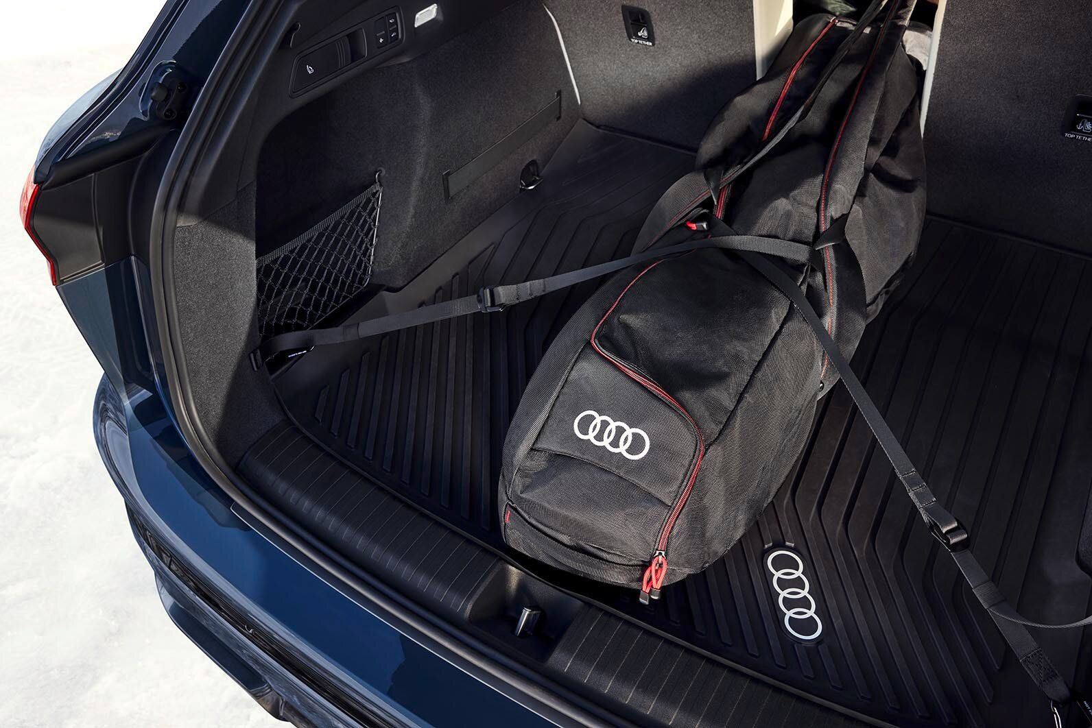 Audi Оригинален ски сак хванат с колани, закачен за куките за багаж в багажното отделение
