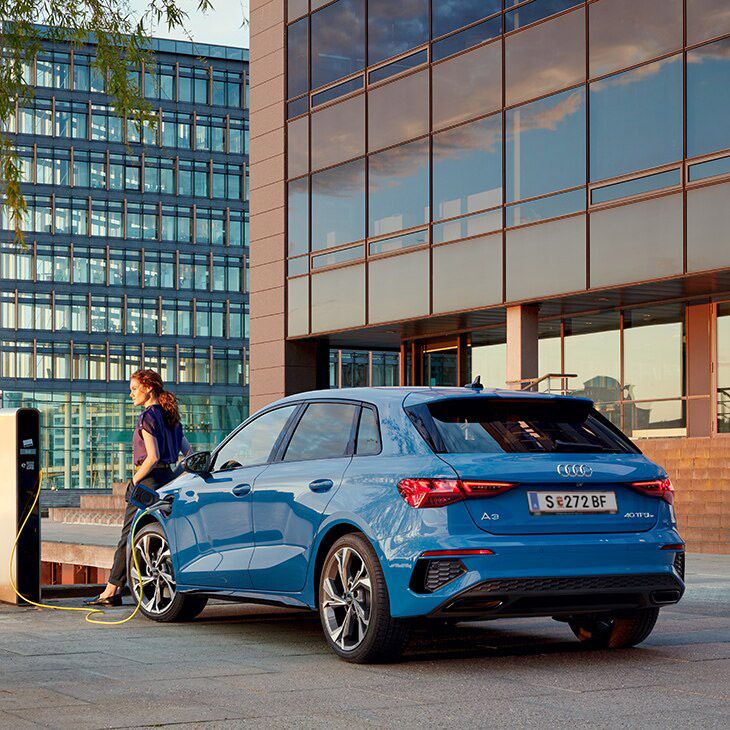 Audi A7 Sportback 55 TFSI e quattro in Weiß aus der Vogelperspektive