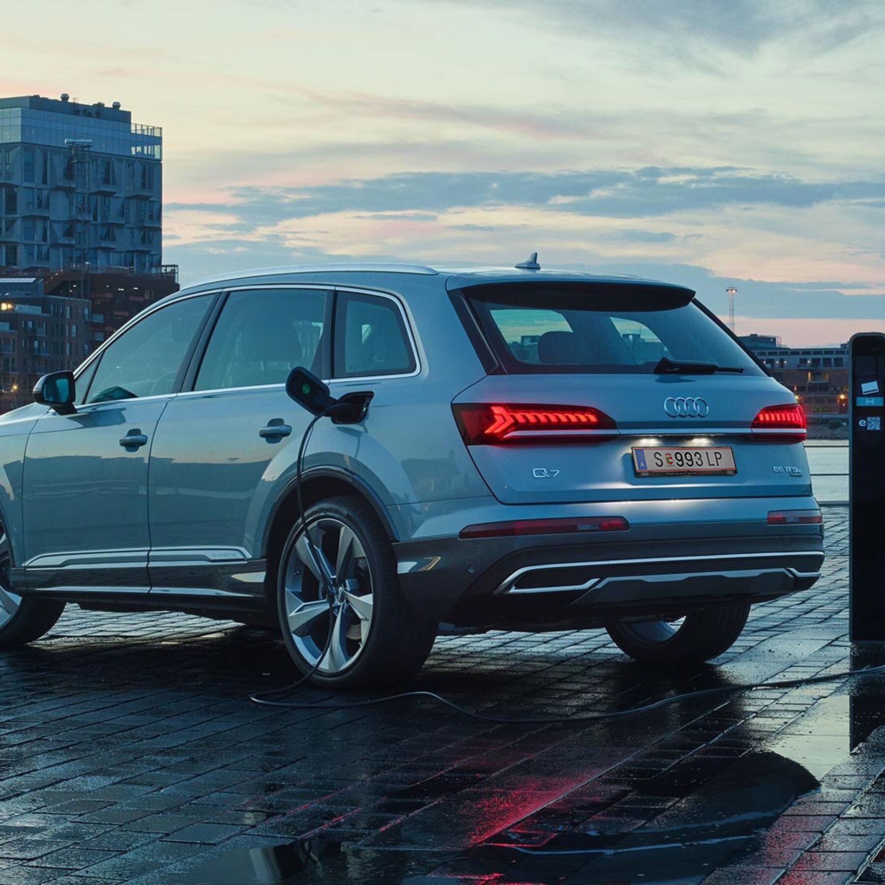 Ein Audi Plug-in Hybrid beim Laden auf der Straße